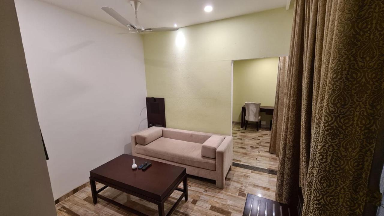 Regenta Inn Ranip Amhedabad Dış mekan fotoğraf