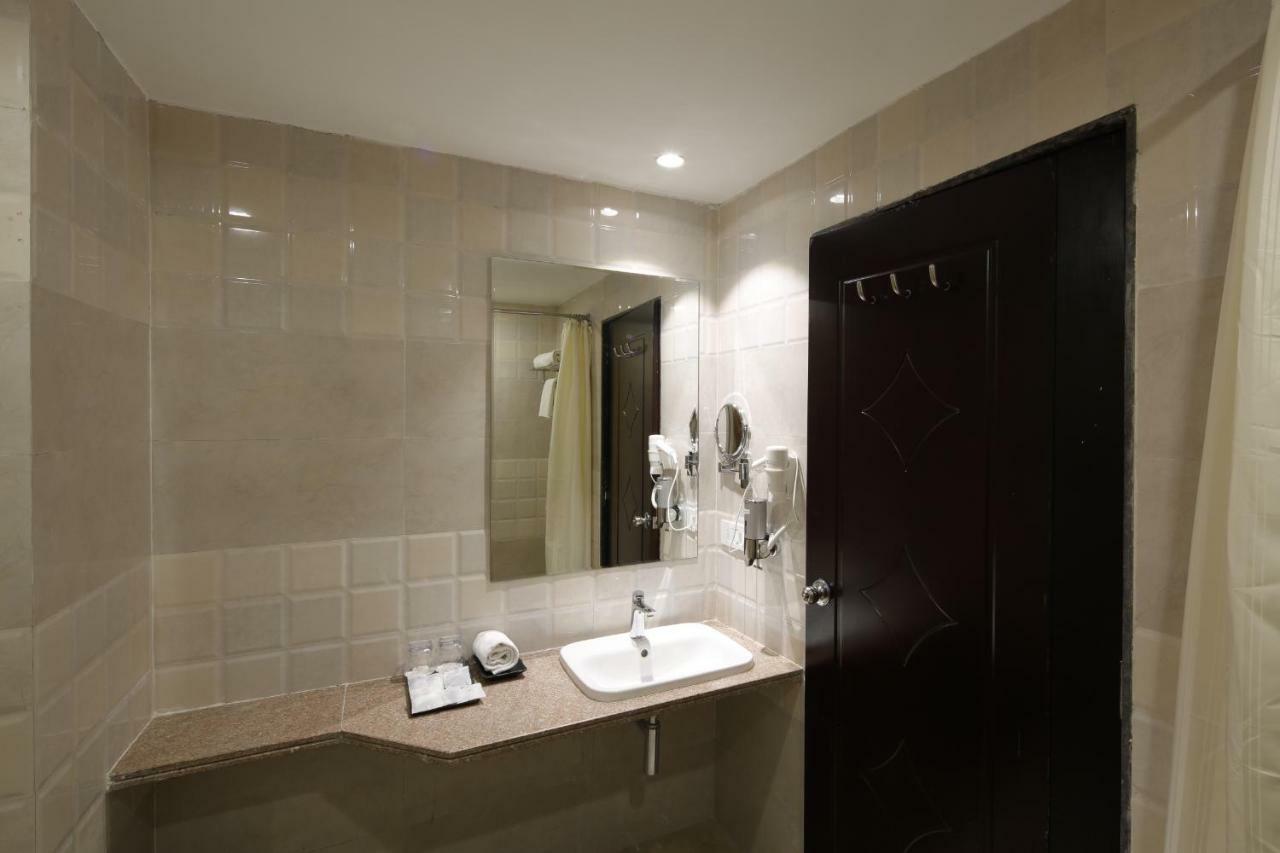 Regenta Inn Ranip Amhedabad Dış mekan fotoğraf